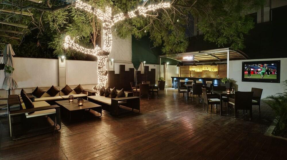 Quality Inn Гургаон Экстерьер фото