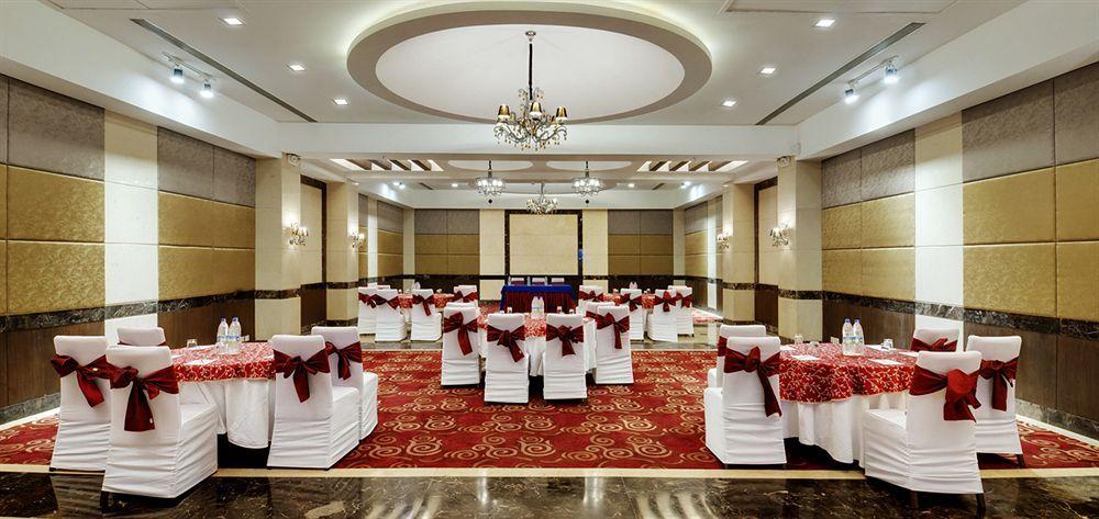 Quality Inn Гургаон Экстерьер фото