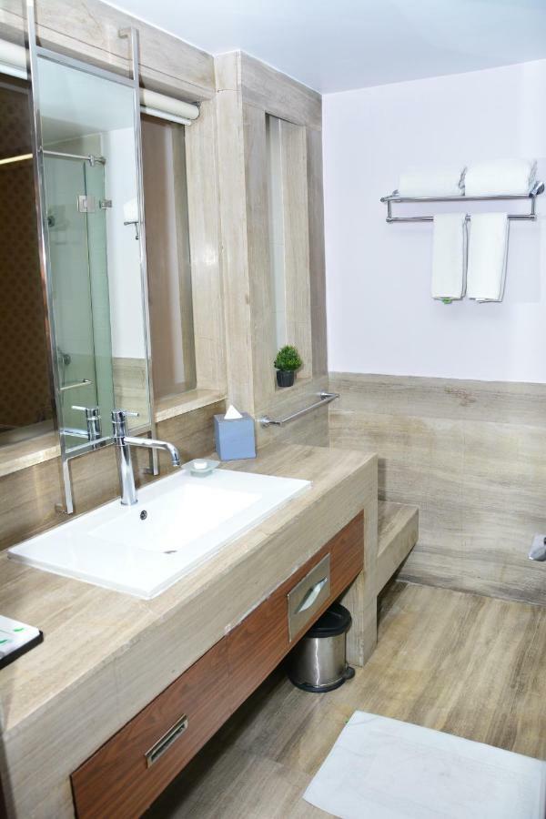 Quality Inn Гургаон Экстерьер фото
